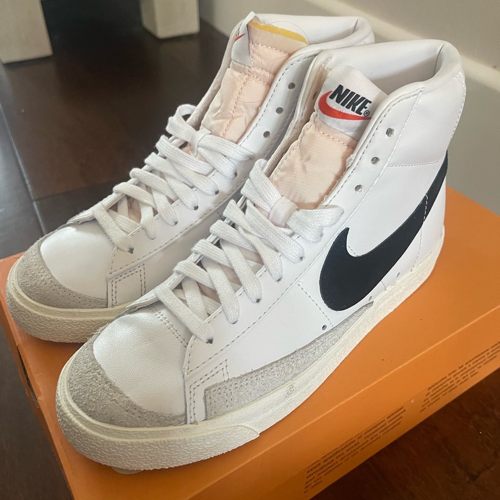 Like new- Nike Blazer Mid ‘77 shoes - Size 7 (Women)